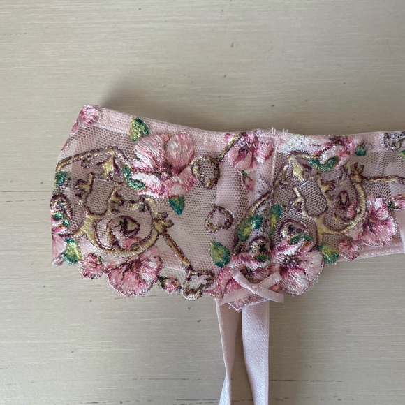 NWT Victoria’s Secret DREAM ANGELS Floral Heart Embroidery Garter Belt - Picture 9 of 9